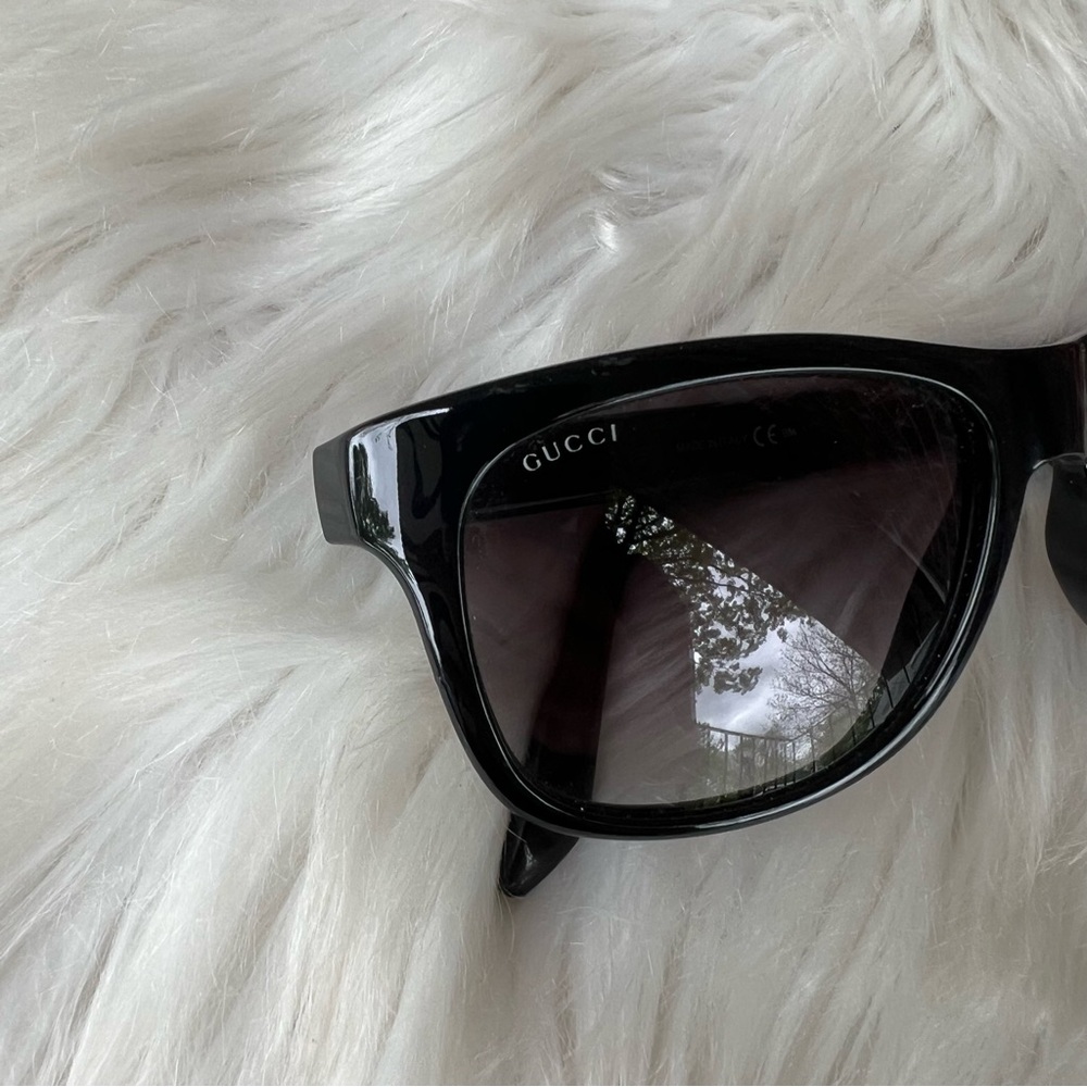 Gucci Black Fram Green and Red Striped Side Bio Based Sunglasses - Picture 5 of 5